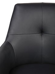 Nahaufnahme eines schwarzen Armlehnstuhls aus Leder, Vorderansicht