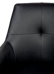 Nahaufnahme eines schwarzen Armlehnstuhls aus Leder, Vorderansicht
