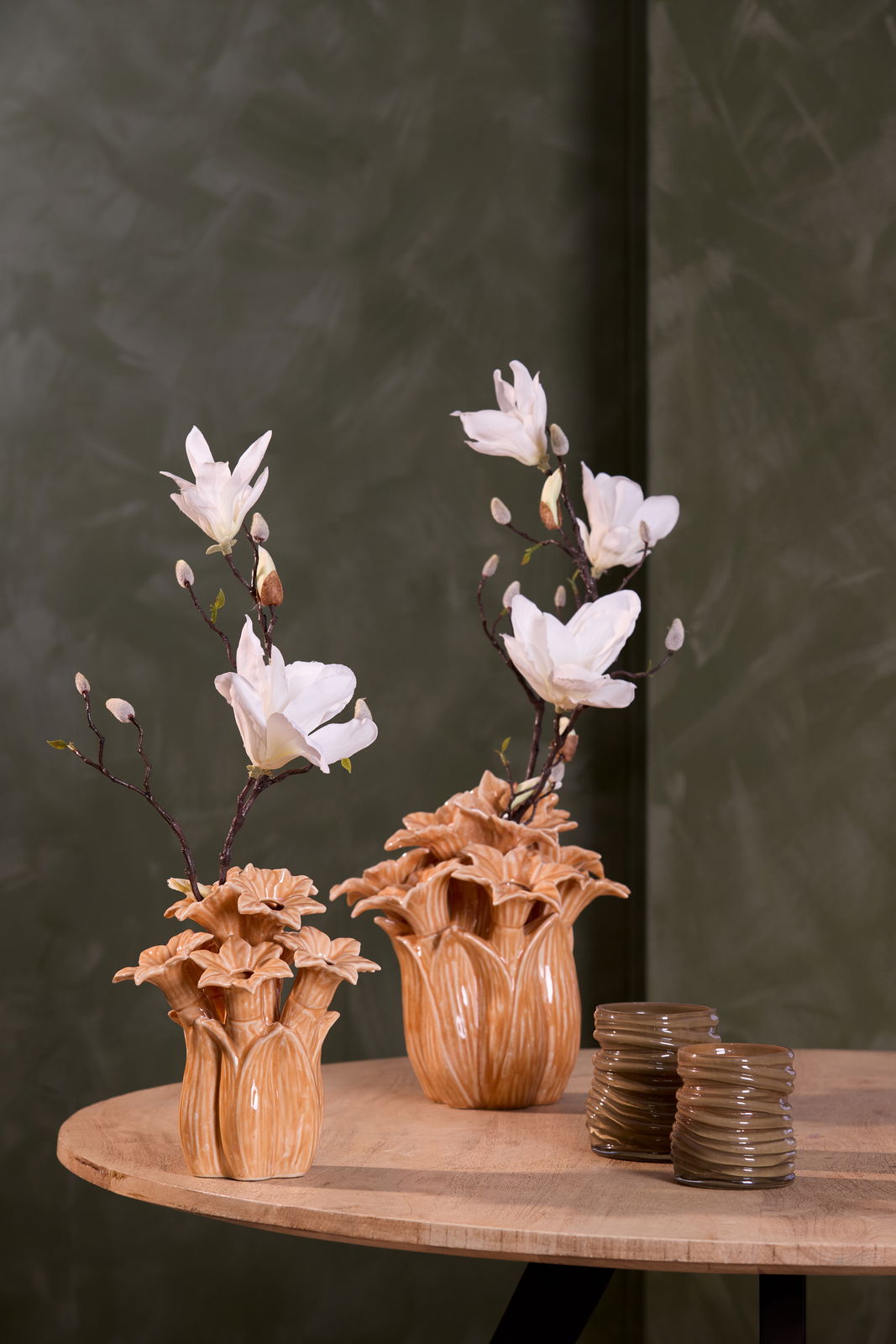 Light&Living Teelicht MILYAN Zwei dekorative Vasen mit weißen Blumen auf einem Holztisch, fotografiert aus einer seitlichen Perspektive.