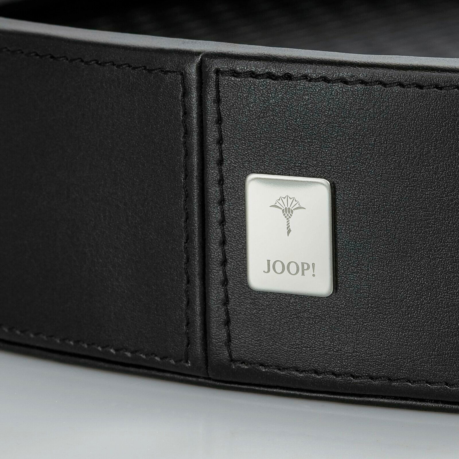 Nahaufnahme eines großen, runden schwarzen Tabletts mit einem silbernen Joop!-Logo auf der Seite.