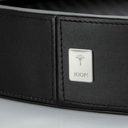 Nahaufnahme eines großen, runden schwarzen Tabletts mit einem silbernen Joop!-Logo auf der Seite.