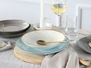 Elegantes Kombiservice 16-tlg in moderner Tischdekoration, seitliche Perspektive