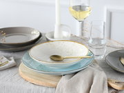 Elegantes Kombiservice 16-tlg in moderner Tischdekoration, seitliche Perspektive