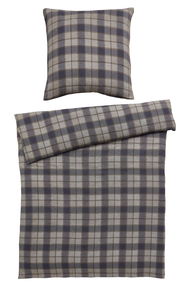 Bettwäsche-Set mit kariertem Muster in Blau und Grau, bestehend aus einem Kissenbezug und einem Bettdeckenbezug, aus der Vogelperspektive fotografiert.