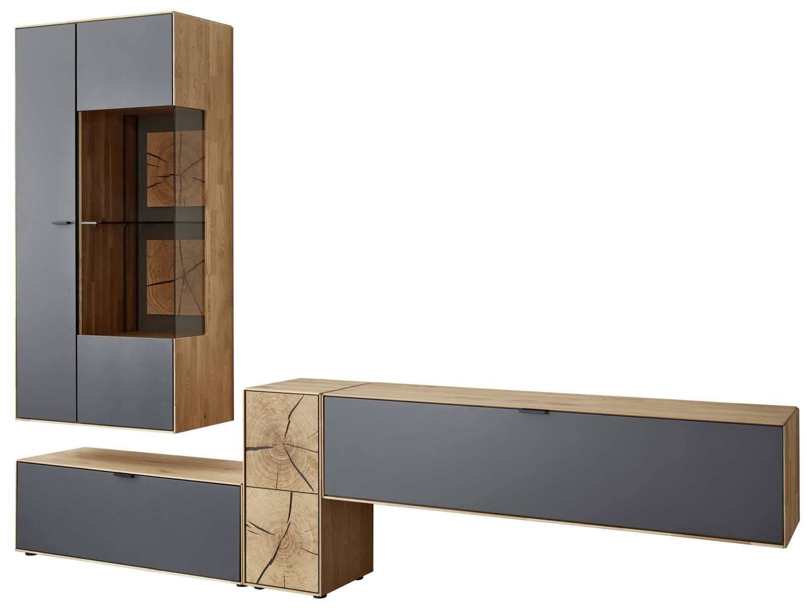 Moderne Wandkombination aus Holz und grauem Material, bestehend aus einem hohen Schrank mit Glaseinsatz und zwei niedrigen Schränken, aus der Frontalperspektive.