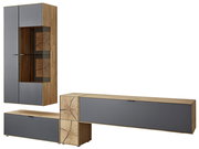 Moderne Wandkombination aus Holz und grauem Material, bestehend aus einem hohen Schrank mit Glaseinsatz und zwei niedrigen Schränken, aus der Frontalperspektive.