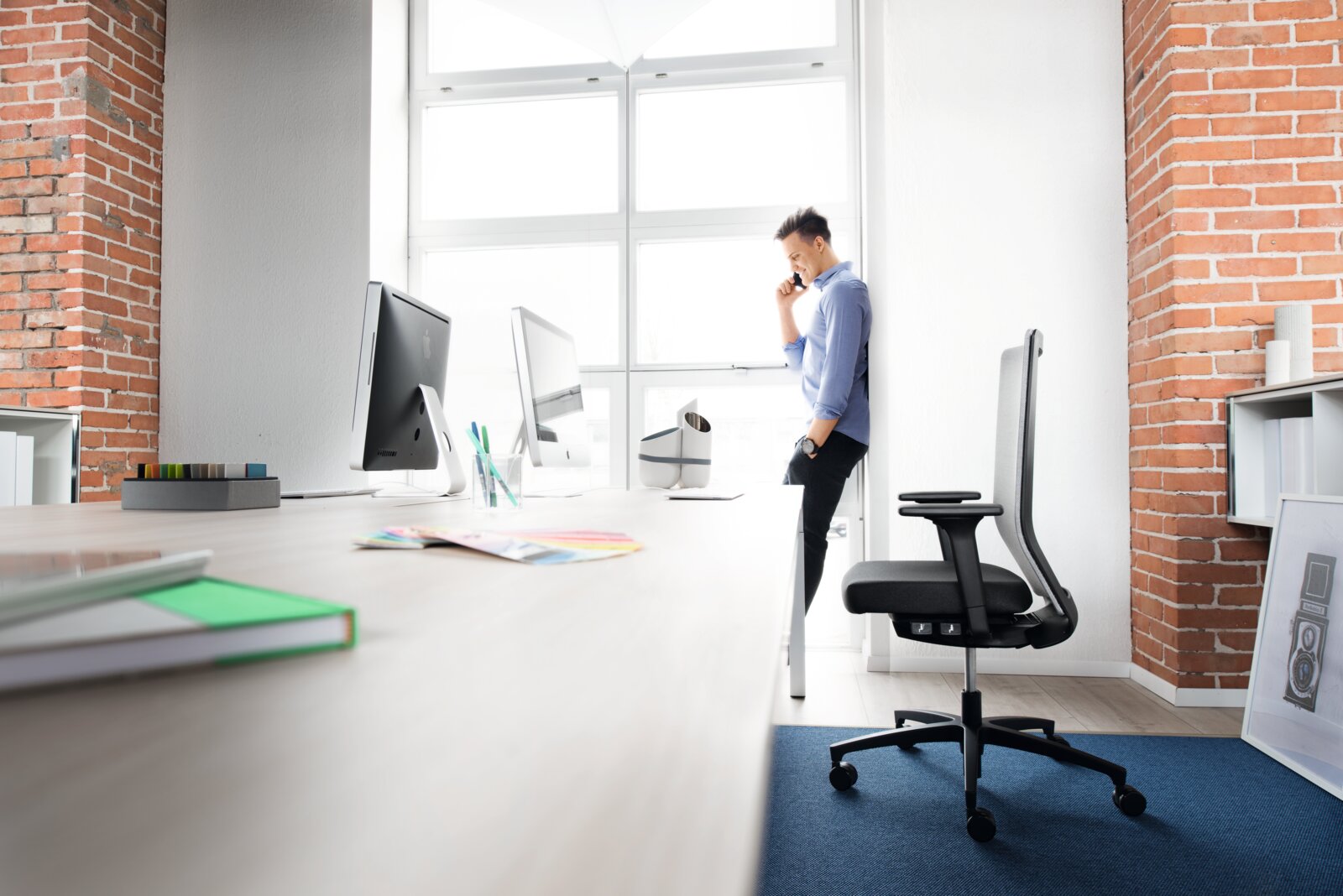 Moderner Drehstuhl in einem hellen Büro, seitliche Perspektive