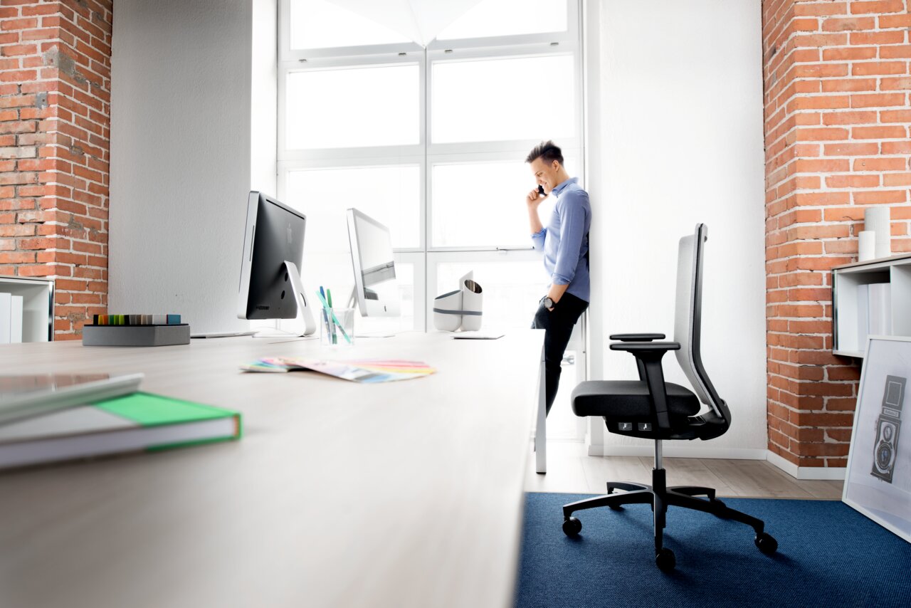 Moderner Drehstuhl in einem hellen Büro, seitliche Perspektive