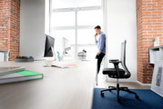 Moderner Drehstuhl in einem hellen Büro, seitliche Perspektive