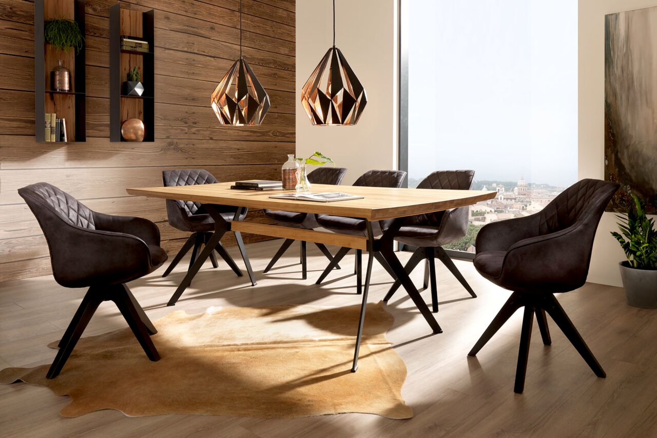 Eetkamer met een moderne houten tafel en zes gestoffeerde stoelen met donkere bekleding, zijaanzicht