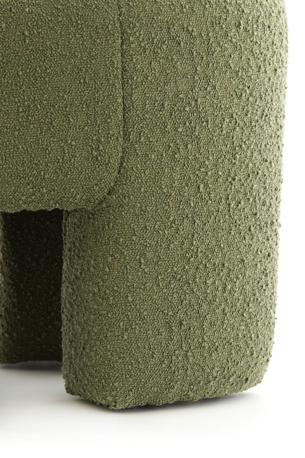 Light&Living Sitzpuff BATOEMI Nahaufnahme eines grünen Sitzpuffs mit texturierter Oberfläche, seitliche Perspektive