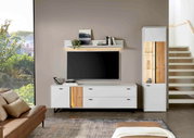 Moderne woonkamermeubels met een witte tv-kast en een vitrinekast in houtlook, zijaanzicht
