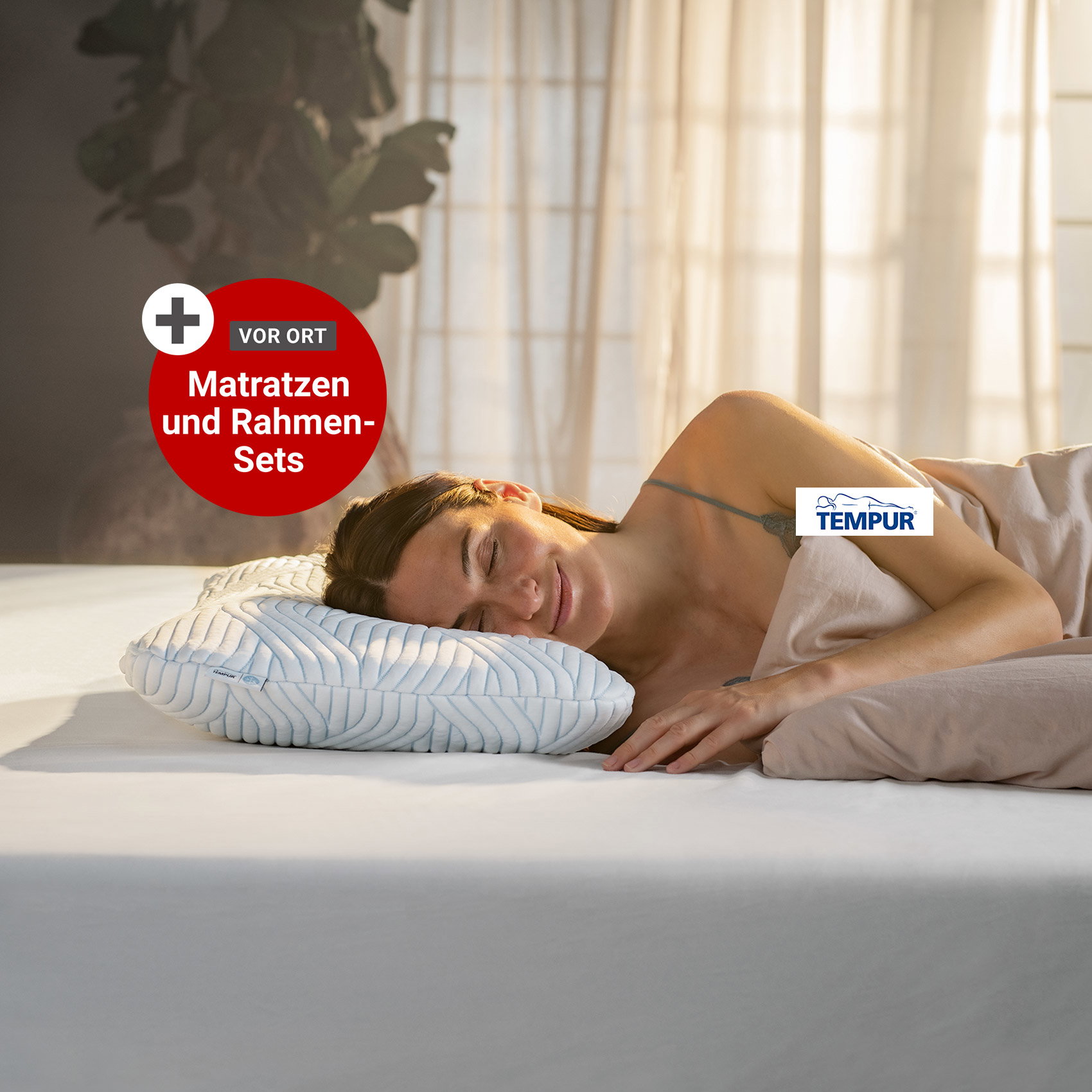 Person liegt seitlich auf ergonomischem TEMPUR Kissen und schläft ruhig