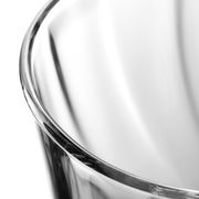 Nahaufnahme eines Leonardo Trinkglases TWIST mit elegantem, geschwungenem Design, seitliche Perspektive.