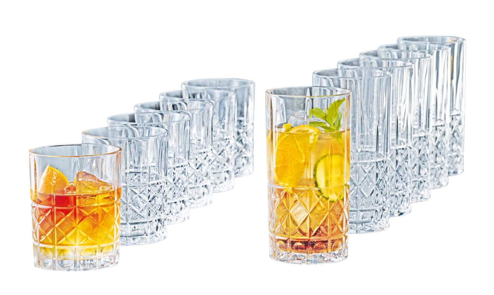 Becherset Elegance 12-tlg. aus Kristallglas, bestehend aus sechs niedrigen und sechs hohen Gläsern, seitliche Perspektive, gefüllt mit Getränken und Eiswürfeln.