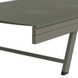 Nahaufnahme einer Sonnenliege aus Metall mit modernem Design, seitliche Perspektive