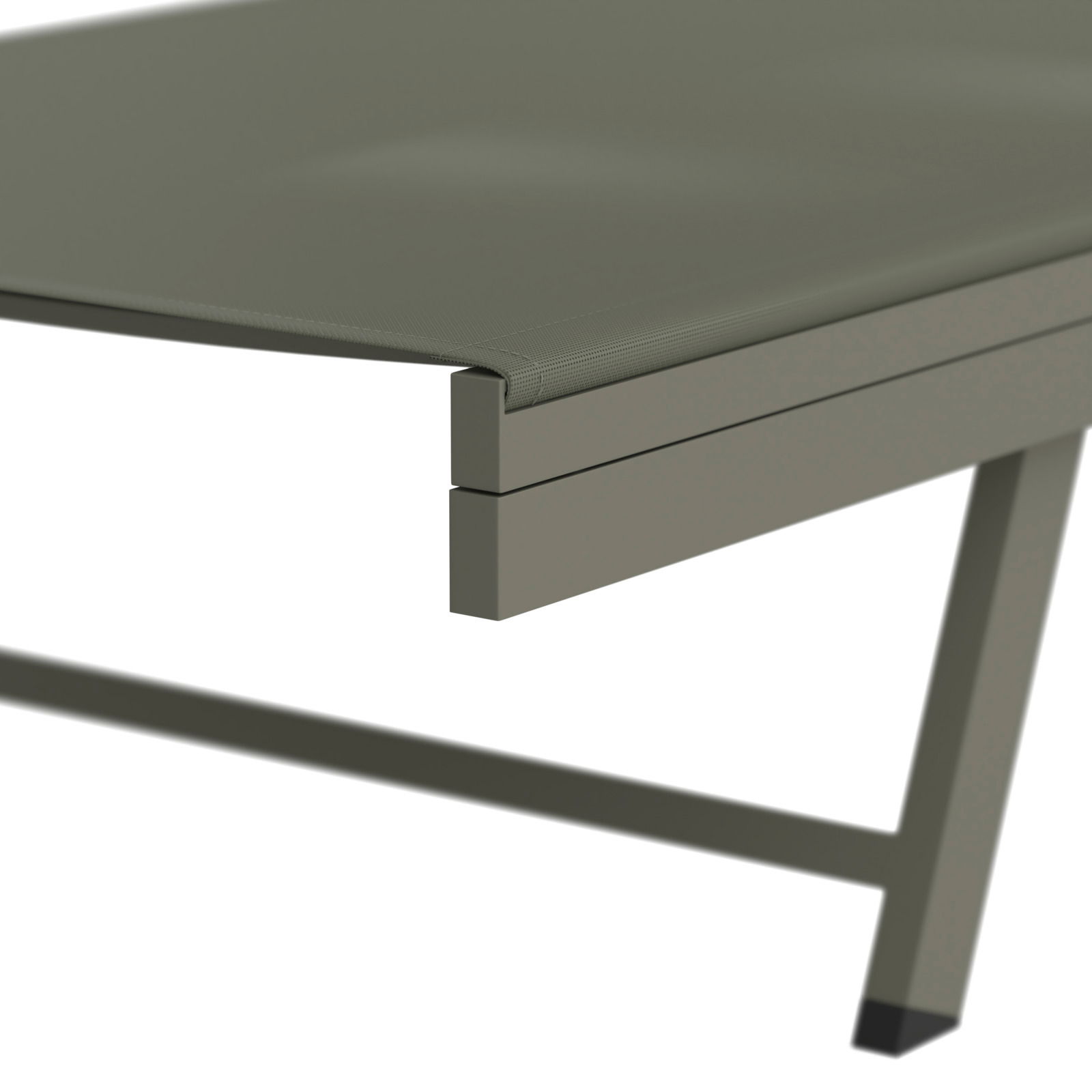 Nahaufnahme einer Sonnenliege aus Metall mit modernem Design, seitliche Perspektive