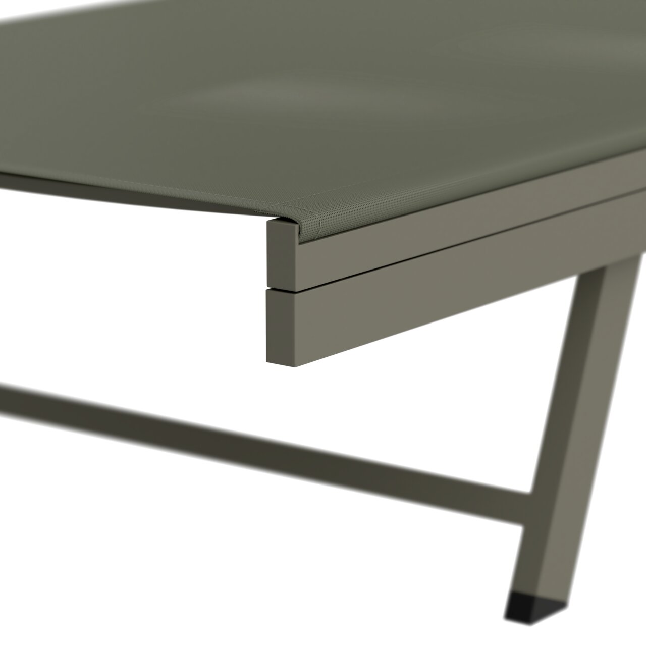 Nahaufnahme einer Sonnenliege aus Metall mit modernem Design, seitliche Perspektive