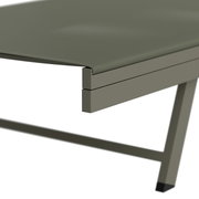 Nahaufnahme einer Sonnenliege aus Metall mit modernem Design, seitliche Perspektive