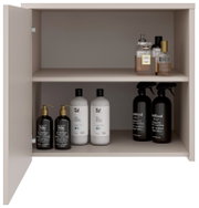 Offener, zweistöckiger Badezimmerschrank in Beige mit links angeschlagener Tür; Innenansicht in Frontalperspektive mit Reinigungs- und Pflegeflaschen auf beiden Regalböden.