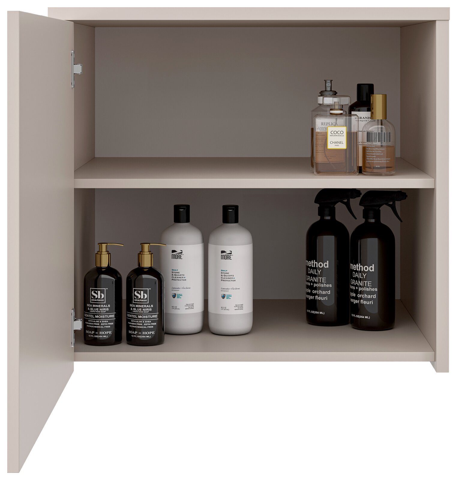 Offener, zweistöckiger Badezimmerschrank in Beige mit links angeschlagener Tür; Innenansicht in Frontalperspektive mit Reinigungs- und Pflegeflaschen auf beiden Regalböden.