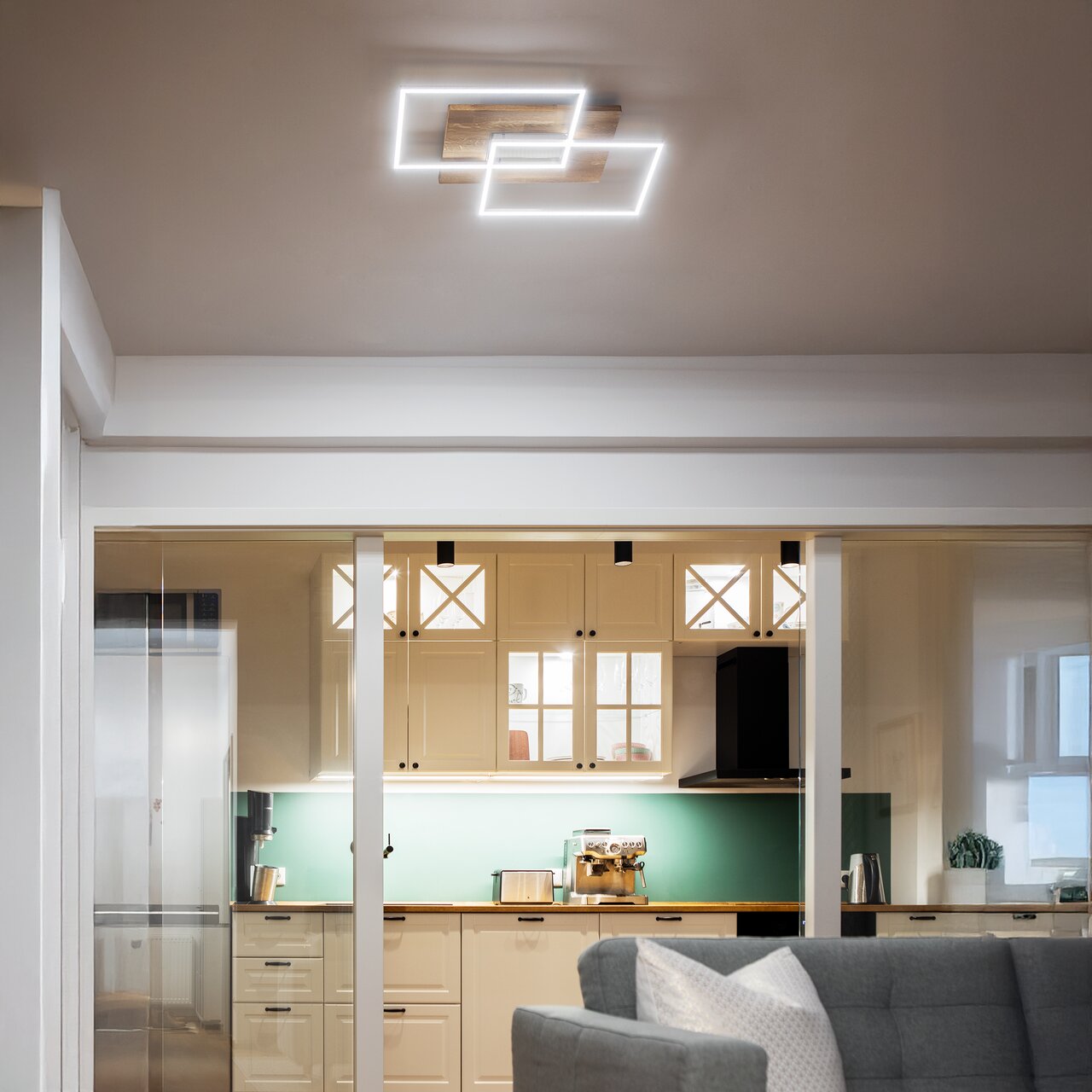 Zurbrüggen LED-Deckenleuchte PANAMA Moderne LED-Deckenleuchte mit zwei überlappenden rechteckigen Rahmen, von unten betrachtet in einem stilvollen Wohnraum.