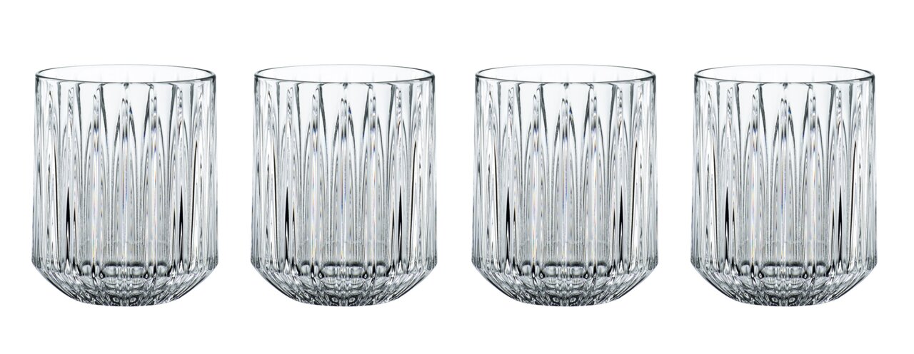 Vier transparente, geriffelte Becher aus Glas, frontal fotografiert.