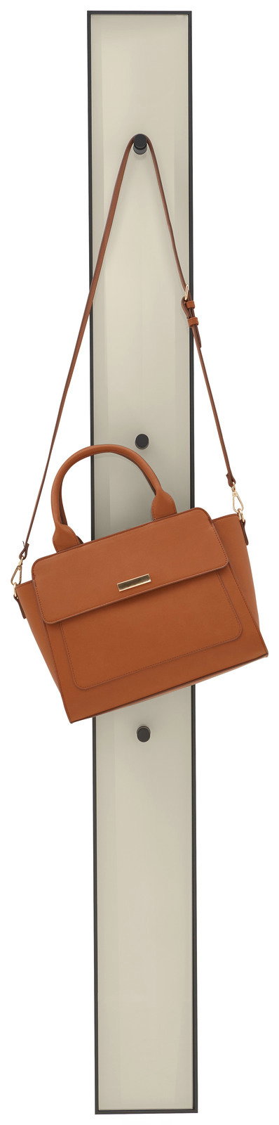 Paneel-Leiste mit einer braunen Handtasche, frontal betrachtet