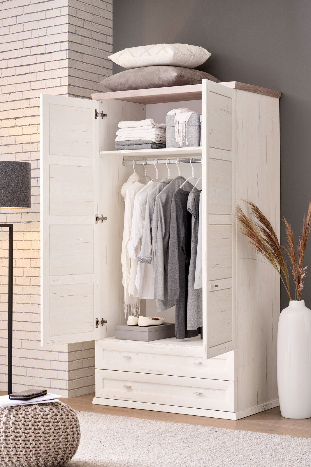 Hom´in XL-Garderobenschrank CAMRON Offener XL-Garderobenschrank in heller Holzoptik, gefüllt mit Kleidung auf Kleiderbügeln und Accessoires, aus der Frontalperspektive fotografiert.
