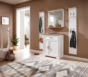 Garderoben-Set in einem modernen Flur mit weißem Schrank, Spiegel und Hakenleisten, aus der Perspektive des Eingangsbereichs fotografiert.