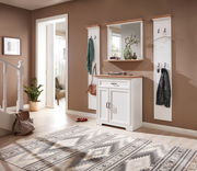 Garderoben-Set in einem modernen Flur mit weißem Schrank, Spiegel und Hakenleisten, aus der Perspektive des Eingangsbereichs fotografiert.