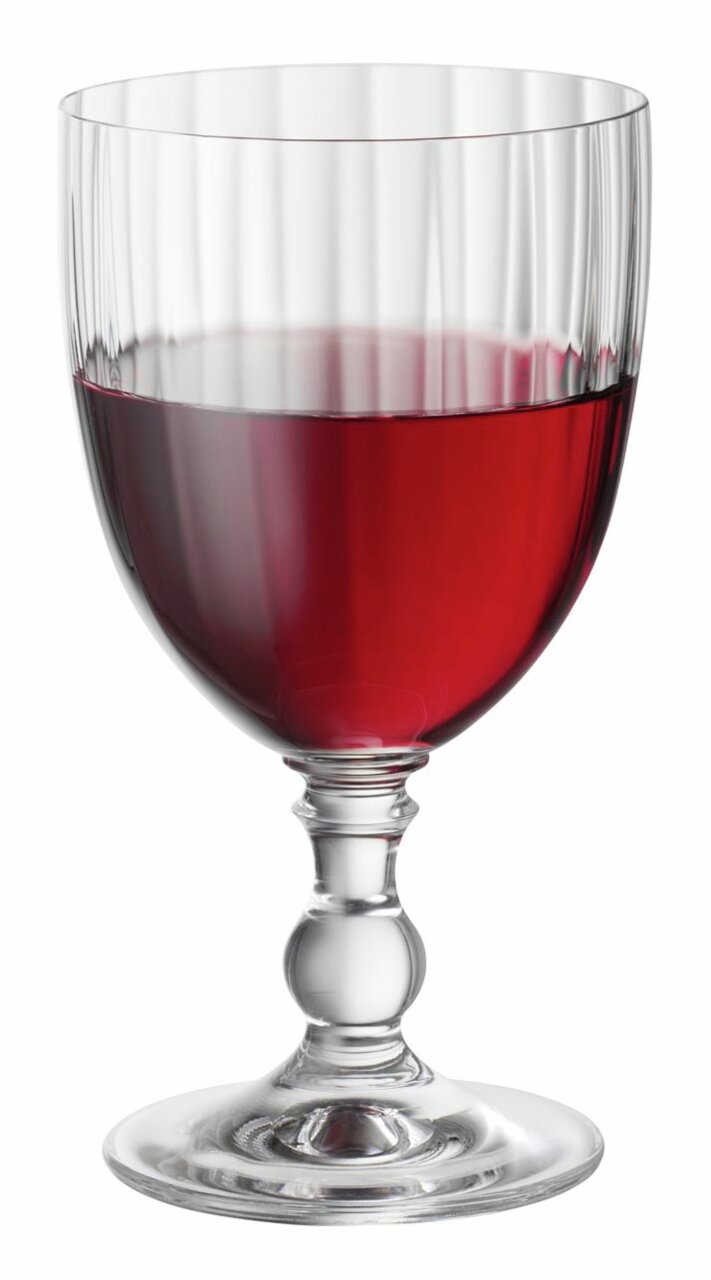 Weinkelch aus klarem Glas mit rotem Wein gefüllt, seitliche Perspektive