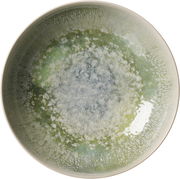 Tiefer Teller mit jadegrüner, marmorierter Oberfläche, von oben betrachtet.