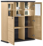 Hochschrank aus Holz mit offenen und geschlossenen Fächern, teilweise mit Glastüren, von vorne betrachtet.