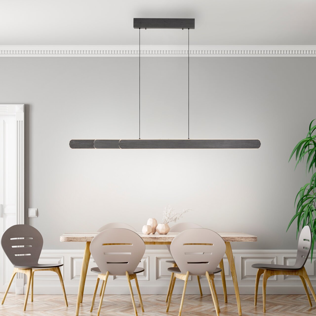 Moderne Pendelleuchte ADRIANA ROUND in einem eleganten Esszimmer, seitliche Perspektive