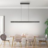 Moderne Pendelleuchte ADRIANA ROUND in einem eleganten Esszimmer, seitliche Perspektive