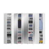 Garderobenkombination mit mehreren offenen Schränken, gefüllt mit Kleidung und Accessoires, aus frontaler Perspektive.