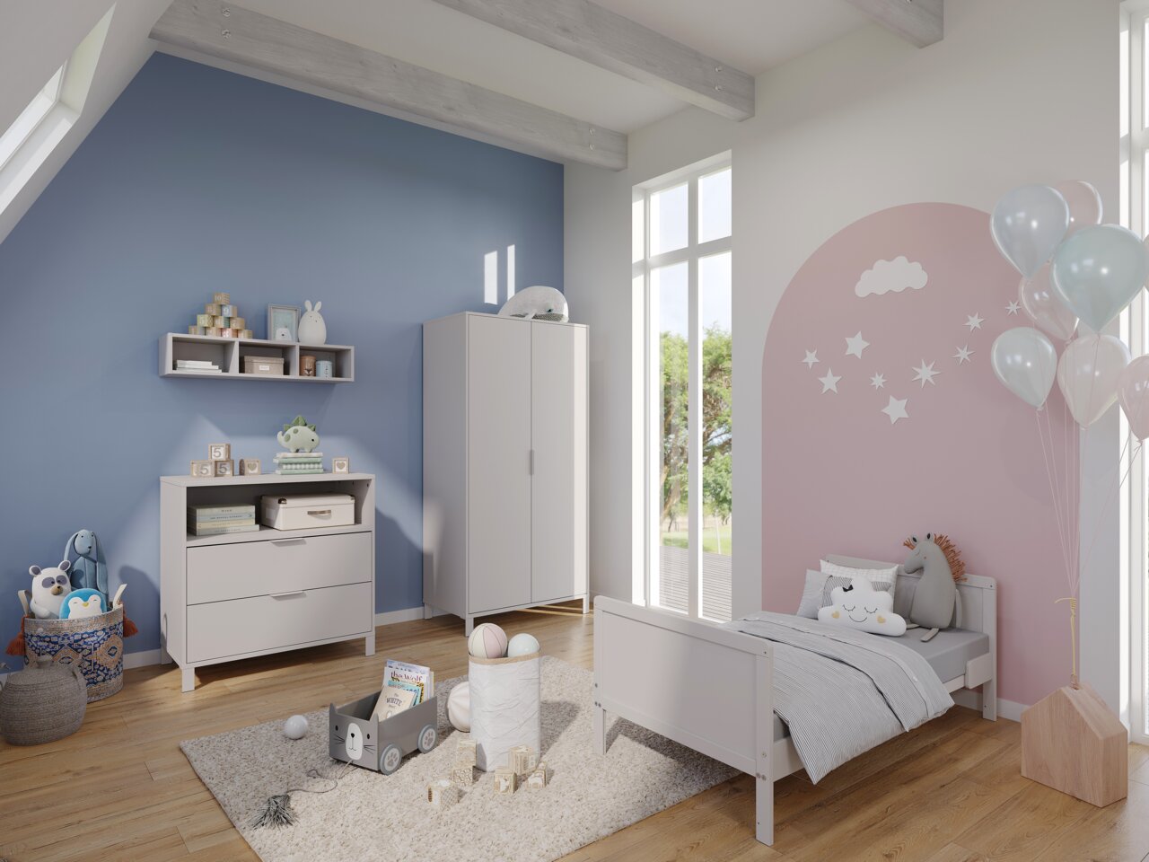 Modernes Babyzimmer mit blauen und rosa Wänden, bestehend aus einem weißen Kleiderschrank, einer Kommode und einem Kinderbett, dekoriert mit Spielzeug und Luftballons, aus der Perspektive einer Ecke des Raumes.
