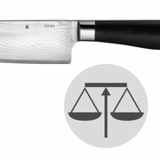 Nahaufnahme eines Messers aus dem Messerset Yari mit Damastklinge und schwarzem Griff, seitliche Perspektive.