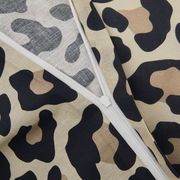 Nahaufnahme einer Bettwäsche mit Leopardenmuster und Reißverschluss.