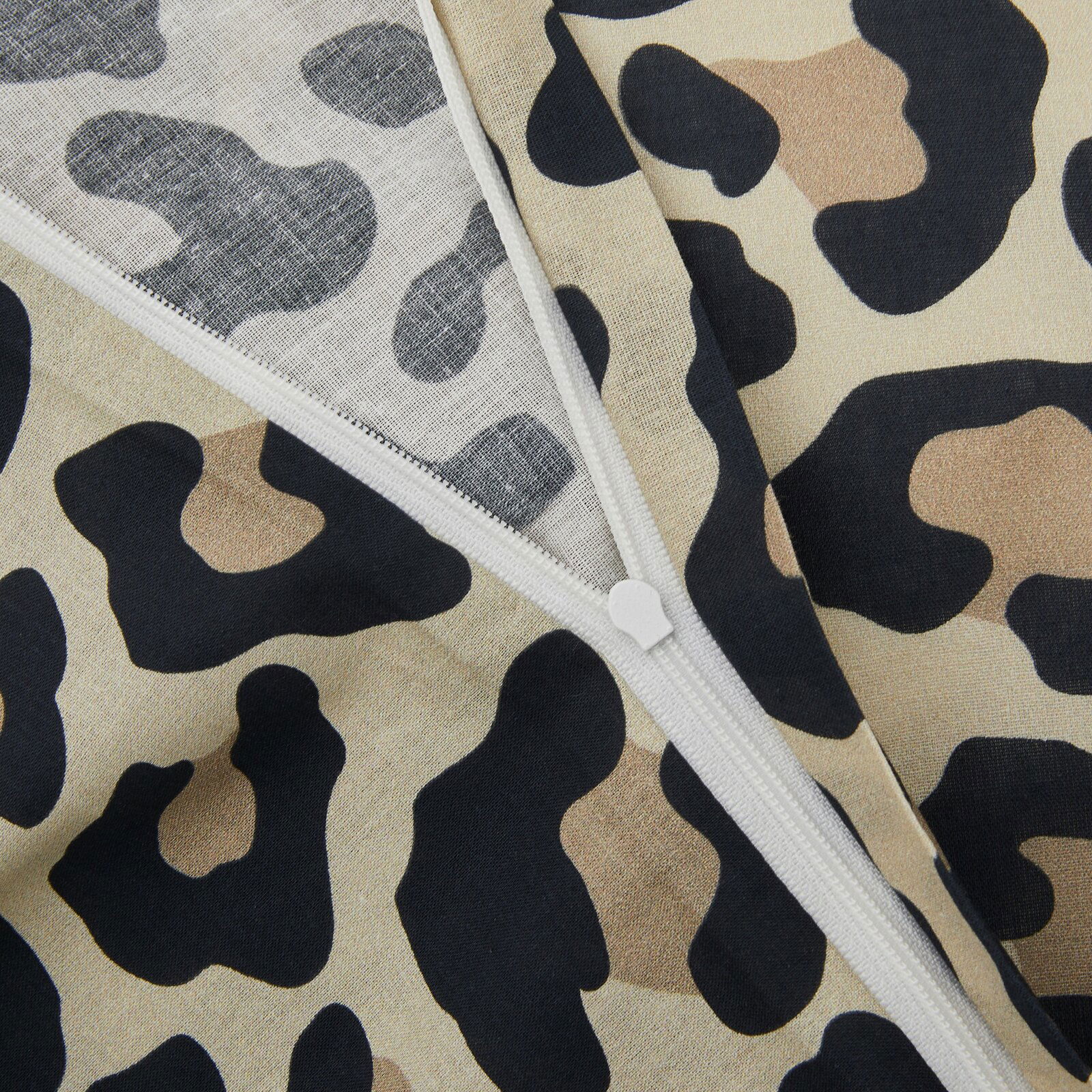 Nahaufnahme einer Bettwäsche mit Leopardenmuster und Reißverschluss.