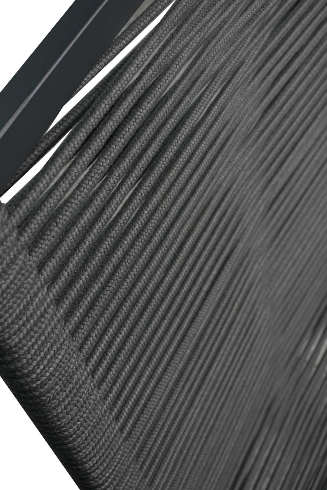 Nahaufnahme eines Gartensessels mit grauem, geflochtenem Seilgewebe, seitliche Perspektive