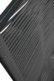 Nahaufnahme eines Gartensessels mit grauem, geflochtenem Seilgewebe, seitliche Perspektive