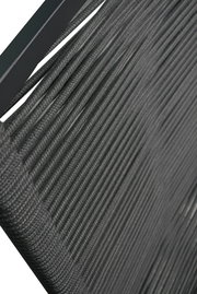 Nahaufnahme eines Gartensessels mit grauem, geflochtenem Seilgewebe, seitliche Perspektive