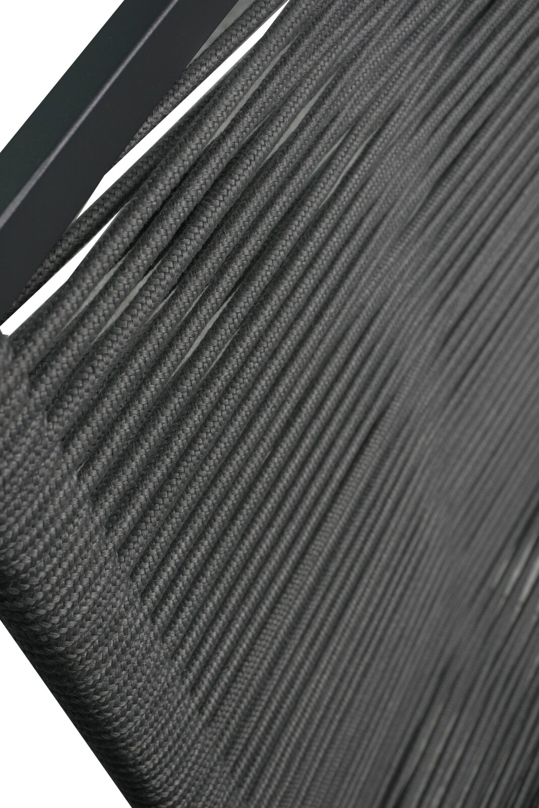 Nahaufnahme eines Gartensessels mit grauem, geflochtenem Seilgewebe, seitliche Perspektive