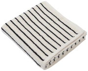 Gefaltetes Handtuch mit schwarzen Streifen auf weißem Hintergrund, seitliche Perspektive