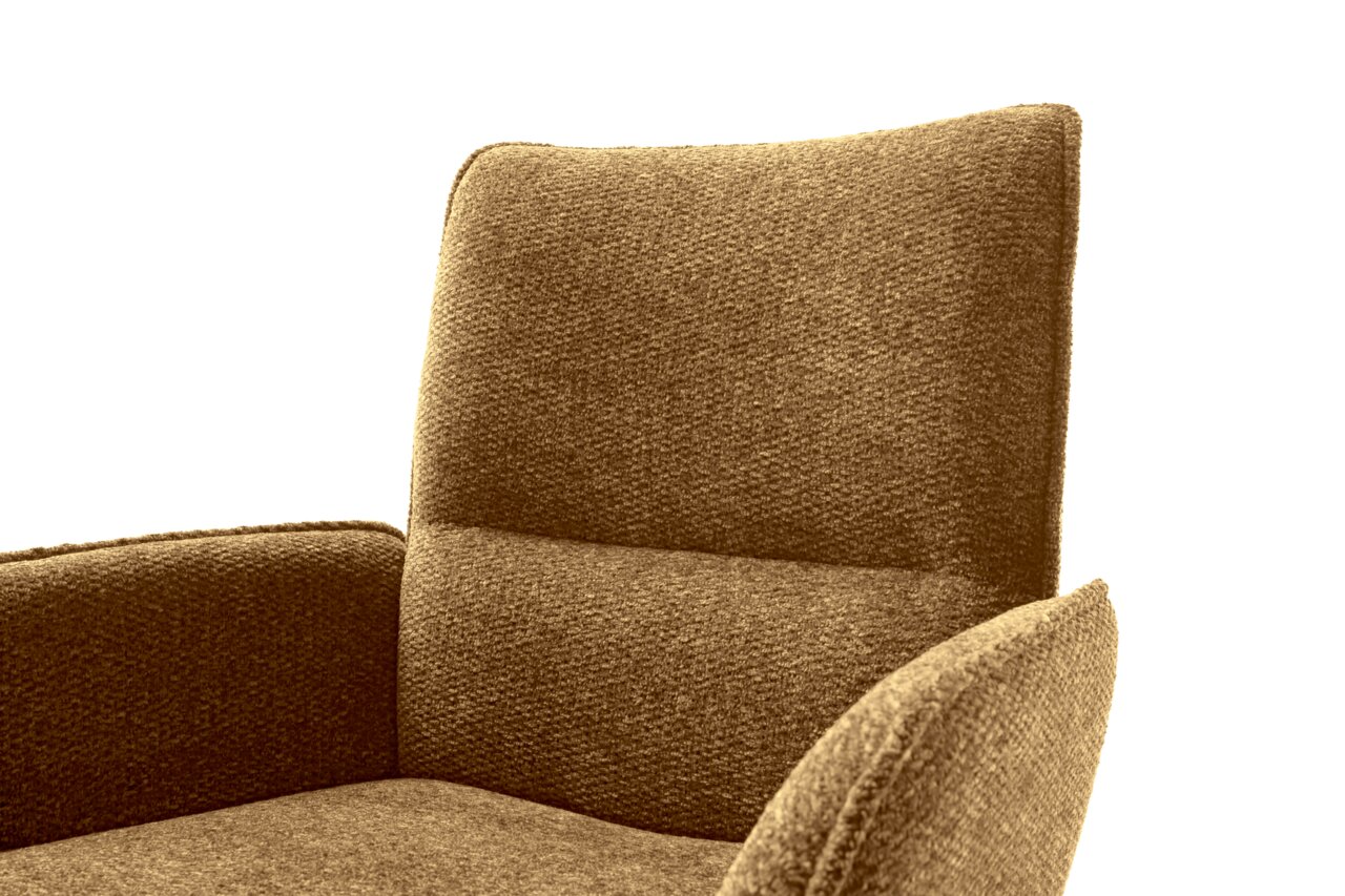 Nahaufnahme eines braunen Armlehnstuhls mit weicher Polsterung, seitliche Perspektive