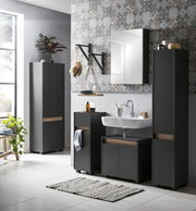 Moderner Hochschrank in einem stilvollen Badezimmer, frontal betrachtet, mit dunkler Oberfläche und Holzdetails.