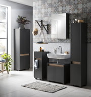 Moderner Hochschrank in einem stilvollen Badezimmer, frontal betrachtet, mit dunkler Oberfläche und Holzdetails.