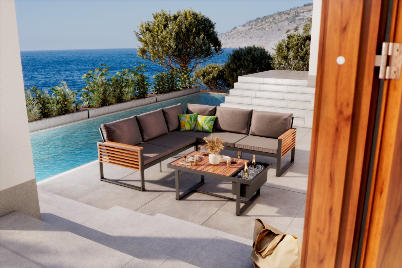 Lounge-Set auf einer Terrasse mit Meerblick, bestehend aus einem Ecksofa mit grauen Kissen und einem Holztisch, umgeben von Pflanzen und einem Pool. Perspektive von der Seite.